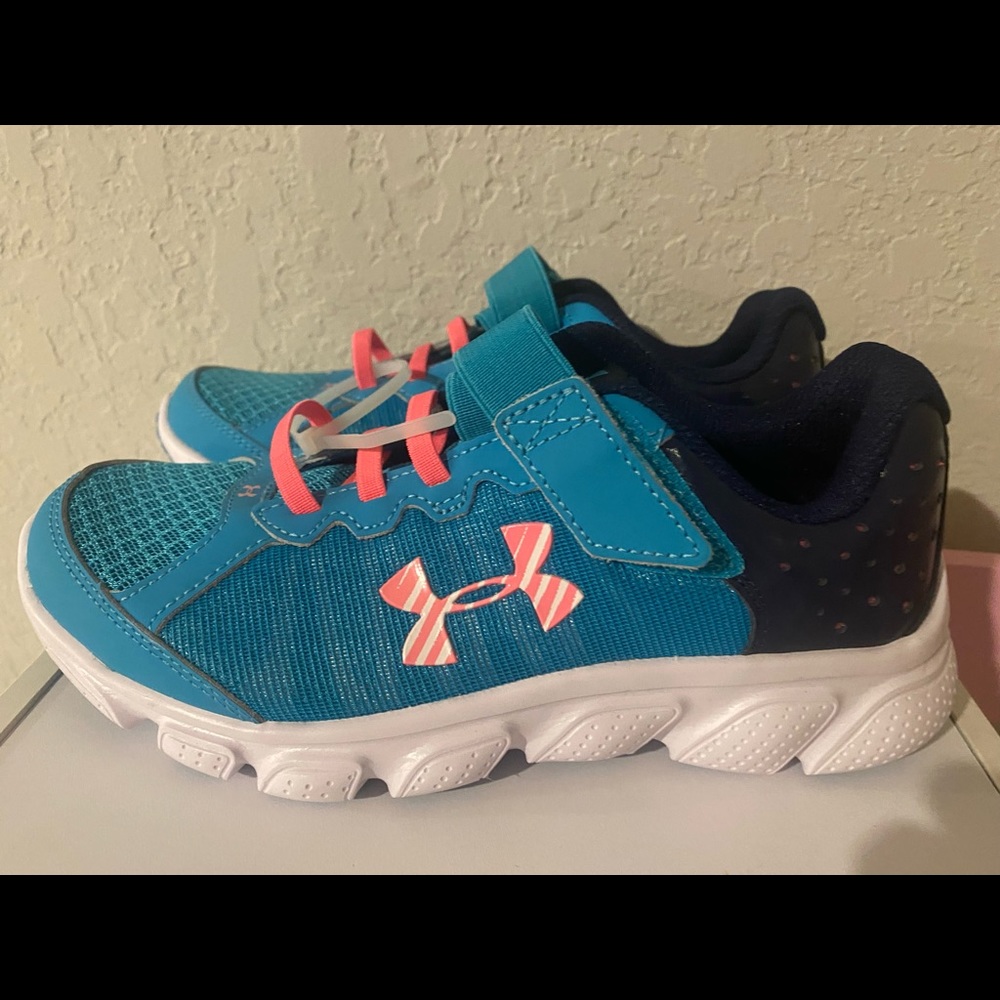 NWT Under Armour 2.5Y girl running shoes 👟👟
